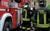 Esplode un incendio nel soggiorno, 26enne riesce a scappare: si era rifugiata sul tetto