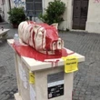 Animalisti contro la statua della porchetta a Trastevere