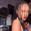 Rihanna cambia look per l’estate: addio capelli corti, ora ha le treccine lunghissime e afro
