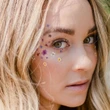 Trucco e unghie adesive: il beauty look dell’estate 2021 si realizza con gli stickers
