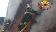 Scoppia un incendio al sesto piano di un palazzo a Milano: muore una donna