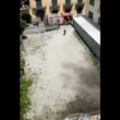 Incendio a Napoli, a fuoco capannone con bombole di gas: evacuato un edificio