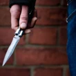 "Ho avuto un incidente stradale", ma i medici scoprono che è stato accoltellato