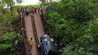 Philippines: vehicles stuck as bridge collapses