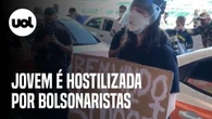 Jovem com placa em referência aos mortos pela covid-19 é hostilizado por bolsonaristas