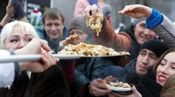 "Працюють за їжу": у сотнях муніципалітетів рф витрати на продукти перевищують 50% безготівкових платежів - розвідка