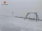 "Травень - травнем, а в горах сніг": у Карпатах знову засніжило, туристів застерігають від походів
