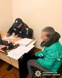 Вкрала шеврони, м’які іграшки та іменні стікери біля портрету загиблого героя у Рівному: поліція затримала жінку