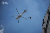 Здійснив 17 скидів води: у Києві до ліквідації наслідків російської атаки залучали авіацію