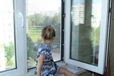 Дитина у Харкові випала з вікна п'ятого поверху та застрягла на кондиціонері: її врятували