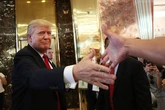 Трамп пройшов обстеження через набряки ніг та синці на руках