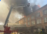 Пожежу покрівлі будинку бачить майже все Рівне: 45 рятувальників та до 10 одиниць техніки ліквідовують загоряння