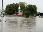 Львів потерпає від масштабних підтоплень через зливу: місцями вода сягає майже 3 метрів