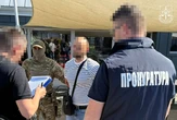 Результати обшуків на митниці: інспектор зі Львова пропонував безперешкодне розмитнення авто за хабар