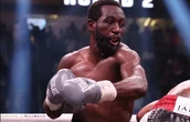 Теренс Кроуфорд здобув абсолютний титул чемпіоном світу з боксу у першій середній вазі, перемігши Сауля Альвареса