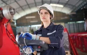 Верстатниці, трактористки та операторки котелень: в Україні 873 жінки опановують чоловічі професії