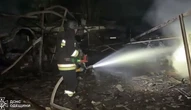 Полум'я охопило 20 авто: на Одещині рятувальники приборкали пожежу, яка виникла на автостоянці після ворожої атаки