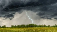Грози, град і шквали до 20 м/с: де на 6 серпня оголосили жовтий рівень небезпеки