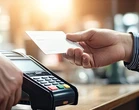Українці дедалі частіше відмовляються від готівки: понад 95% операцій картками - безготівкові