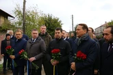 Керівник МЗС Польщі Сікорський відвідав Лапаївку після удару рф, що забрав життя родини з 4 осіб