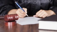 Ексдержсекретаря Мінгромад і ще двох чиновників підозрюють в отриманні хабаря за допомогу у захопленні землі в Києві