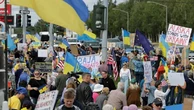 Прихильники України проводять мітинг біля військової бази, де триває саміт Трампа та путіна