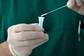 США зняли звинувачення з лікаря, обвинуваченого у знищенні вакцин від коронавірусу та підробці сертифікатів про щеплення - BBC