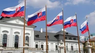 Словаки найменше готові захищати свою країну зі зброєю руках порівняно з чехами та поляками - опитування
