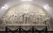 У метро москви, у якості "подарунку до 90-річчя", відтворено барельєф Сталіна