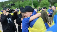 "Привіт, сонечко": з'явилися зворушливі кадри перших слів і розмов звільнених з полону захисників