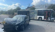 На Львівщині автомобіль зіткнувся з маршруткою: п'ятеро людей постраждали