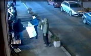 У Києві група молодиків вдруге атакувала книгарню, розклеївши гомофобні листівки: поліція розпочала перевірку