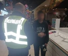 У столичному ТРЦ чоловік напідпитку кинув страйкбольну гранату, яка здетонувала: поліція встановлює всі обставини події