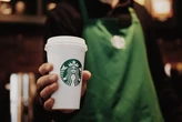 Компанія Starbucks повинна виплатити 50 млн доларів чоловіку за опіки від гарячої кави в Лос-Анджелесі