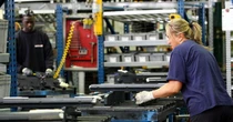 Lavoro, in 8 mesi quasi un milione di contratti. I salari delle madri inferiori del 53% a quelli delle donne senza figli