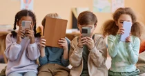 Smartphone vietati fino alle medie: genitori e docenti tutti d’accordo