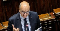 Valditara annuncia: «Per i docenti presto l’aumento sarà di 300 euro al mese»