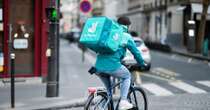 Deliveroo festeggia a Londra, conti semestrali per la prima volta in utile