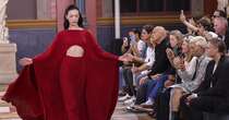 Valentino, collezione fresca e oltre i cliché. La tribù di Demna sfila da Balenciaga