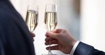 A Natale gli italiani non rinunciano allo spumante, ma volano quelli low cost
