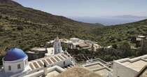 Rotta su Tinos, dove il tempo si ferma tra vento e blu