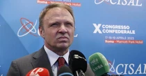 Frecciarossa in ritardo, per il ministro Lollobrigida fermata ad hoc. Conte: segnale devastante. Renzi: si dimetta