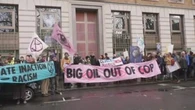 "Big oil out of Cop", la protesta a Londra fuori da sede BP