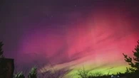 Dall'Ucraina all'Italia, il cielo d'Europa si tinge di rosa per l'aurora boreale