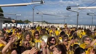 310 persone vestite come il sole a Grado, battuto il record mondiale