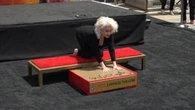 Cyndi Lauper lascia le sue impronte al Chinese Theatre di Hollywood