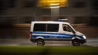 Mann an Haltestelle von Auto umgefahren