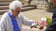Königin Elisabeth II. lässt zu Prinz Philips 100. Geburtstag eine Rose pflanzen