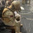 Bewegendes Foto zeigt gerettetes Baby im Arm eines Soldaten