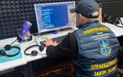 ВідеоУ Харкові викрили шахрайський кол-центр, який ошукав громадян Латвії на понад 100 тисяч євро